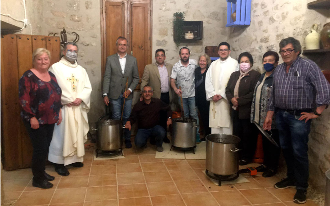 Marquesán, con el bastón de mando por un día, y Pérez, alcaldes de Híjar y de Samper, en la bendición del chocolate en las cocinas de la ermita de Santa Quiteria. / Antonio Zapater - Majano -