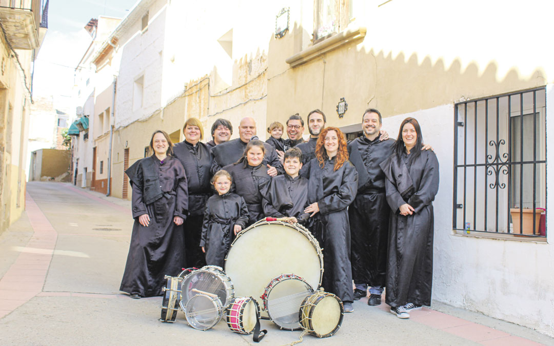 Los primos Gracia y la siguiente generación. La foto se tomó en marzo de 2020, a unos días de que el mundo se paralizara y solo faltó Nino. Este año esperan repetirla todos juntos y Rompiendo la Hora. / B. Severino