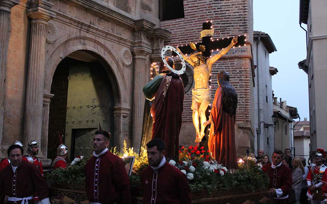 Salida de una de las imágenes del Santo Entierro de la Iglesia de Albalate./ Eduard Peralta