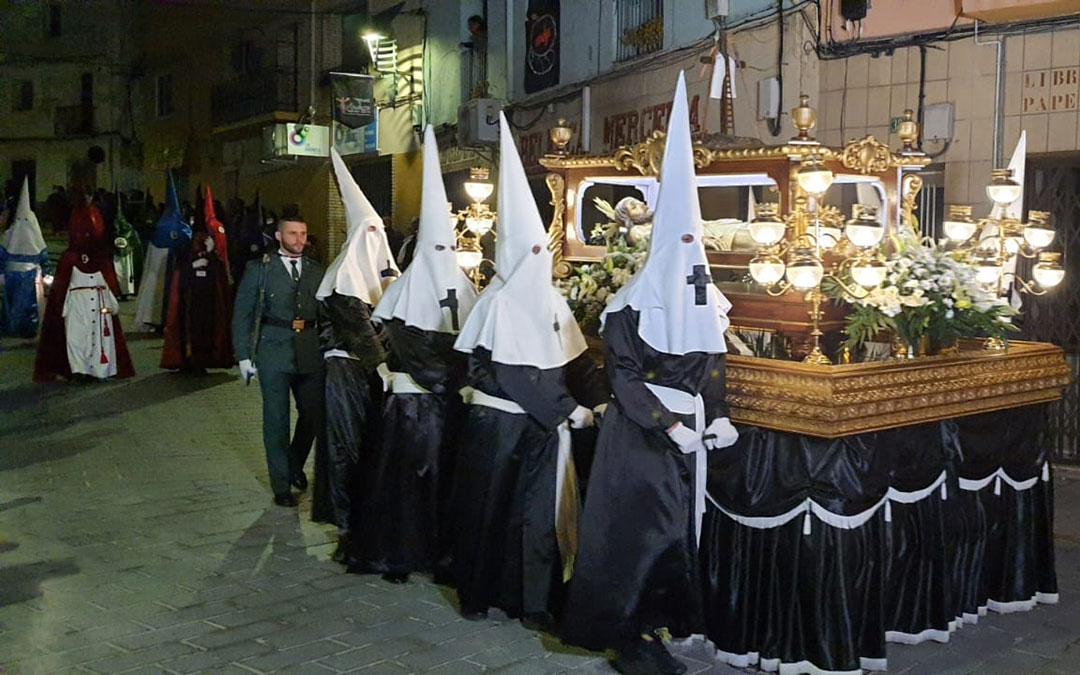 Procesión del Santo Entierro por las calles de Andorra./ Ayto. Andorra