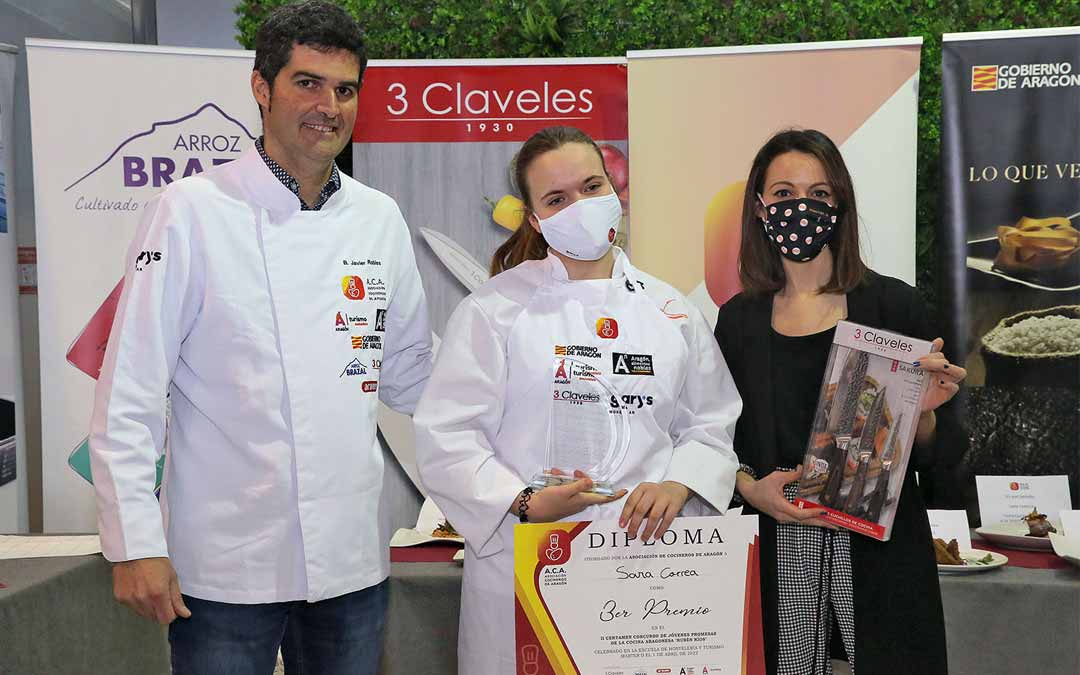 Sara Correa, en el centro de la imagen, tercera clasificada, con Javier Robles y Raquel Contador.