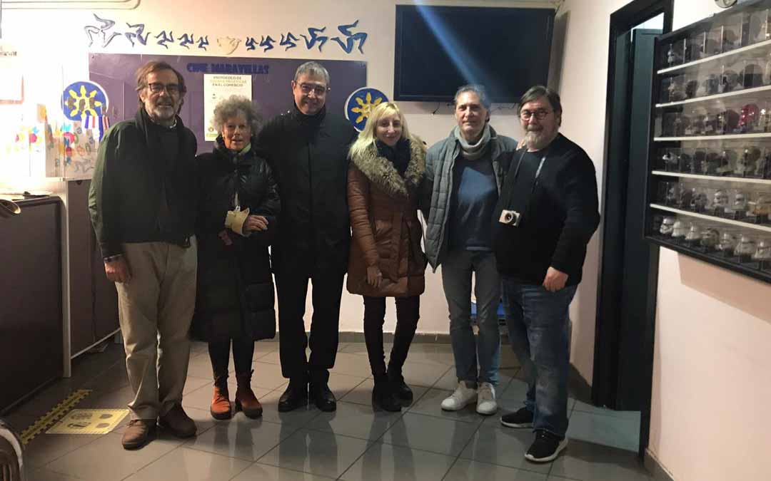 La directora Vicky Calavia -en el centro de la imagen- estuvo acompañada por varios de los que participaron en el film.