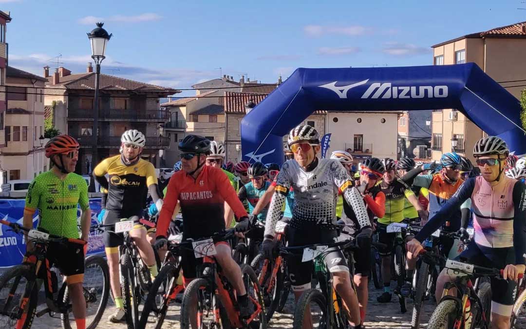 Los ciclistas que participaron en la BTT del domingo. Foto. Trepacantos Castellote