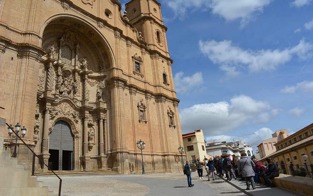 Un grupo de turistas este sábado durante una visita guiada en Alcañiz./I.M.