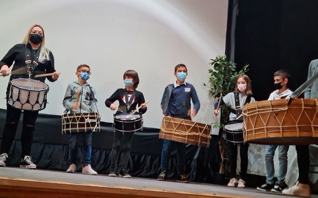 Parte del grupo de la Escuela del Tambor, el sábado en la exaltación local que se celebró en el cine de Urrea. / Ayto. Urrea