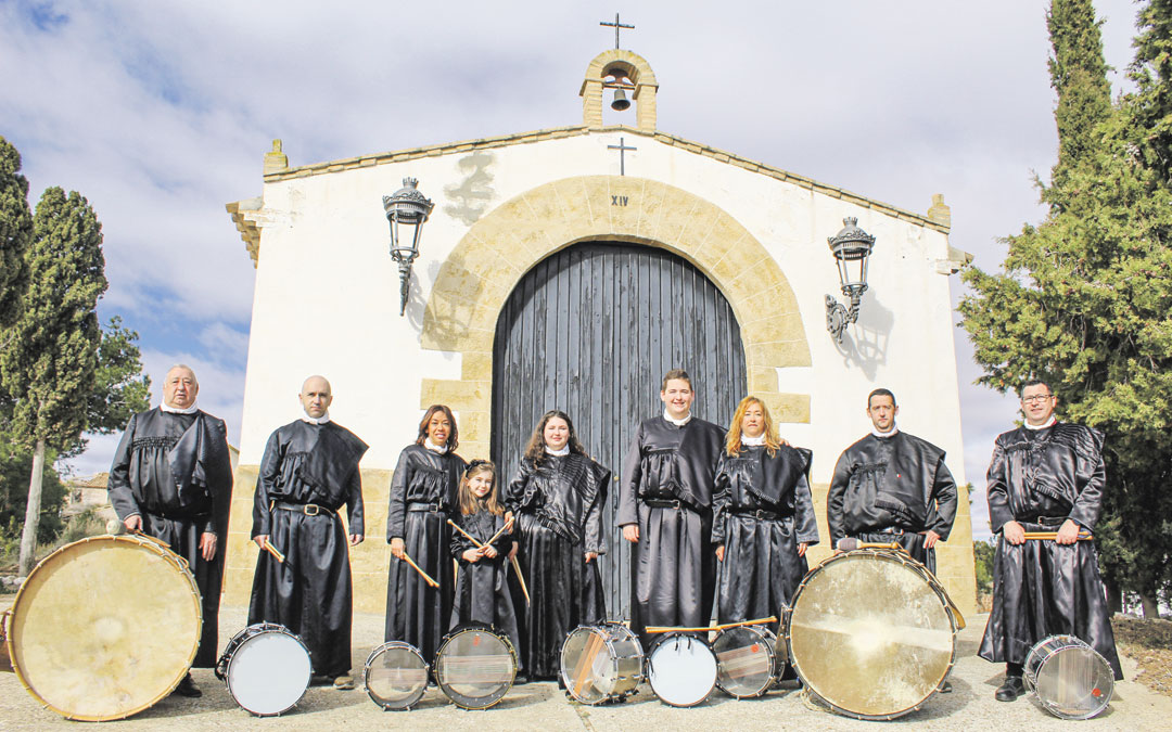 Alfonso Romeo Monzón, Eloy Salvador, María Romeo Vallespín, Daniella Salvador Romeo, Irene y Daniel Esteban Romeo, Raquel y Jaime Romeo Vallespín y José Mª Esteban. Posaron con sus tambores y bombos ante la ermita que corona el Calvario de Urrea de Gaén en la mañana del 20 de febrero bajo un sol brillante. / B. Severino