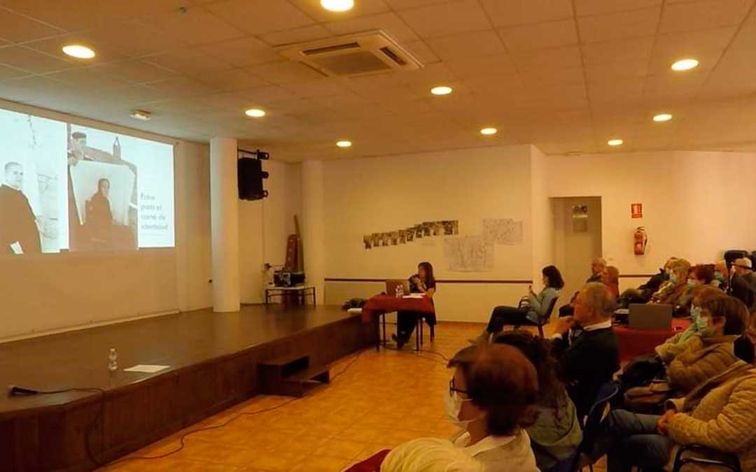 El libro fue presentado por la autora y por el consistorio durante el día de San Jorge./ L.C.