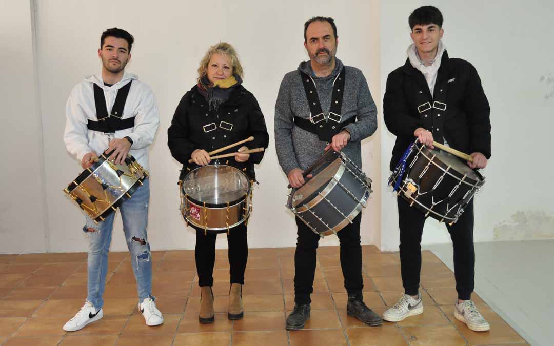 La familia Martí Borrás muestra sus tambores y cuenta los días para que, después de dos años de parón, comiencen las tan ansiadas procesiones de Semana Santa en Valderrobres. De izquierda a derecha las dos generaciones de tamborileros: Alejandro, Lourdes, José Luis y Adrián. J.L.