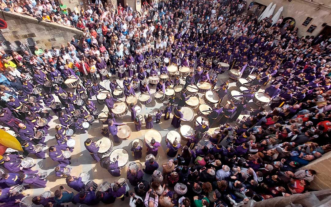 La Rompida de Valderrobres constituye uno de los momentos más esperados por los cofrades de la capital del Matarraña. J.L.