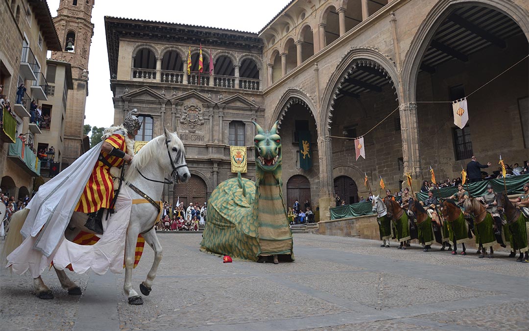 Archivo. Vencimiento del Dragón en la plaza de España de Alcañiz en 2022./ L.C.