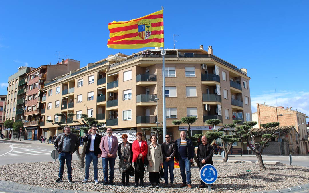 Miembros de la corporación municipal de Caspe junto a la bandera colocada en la Plaza Aragón durante la inauguración / E.P