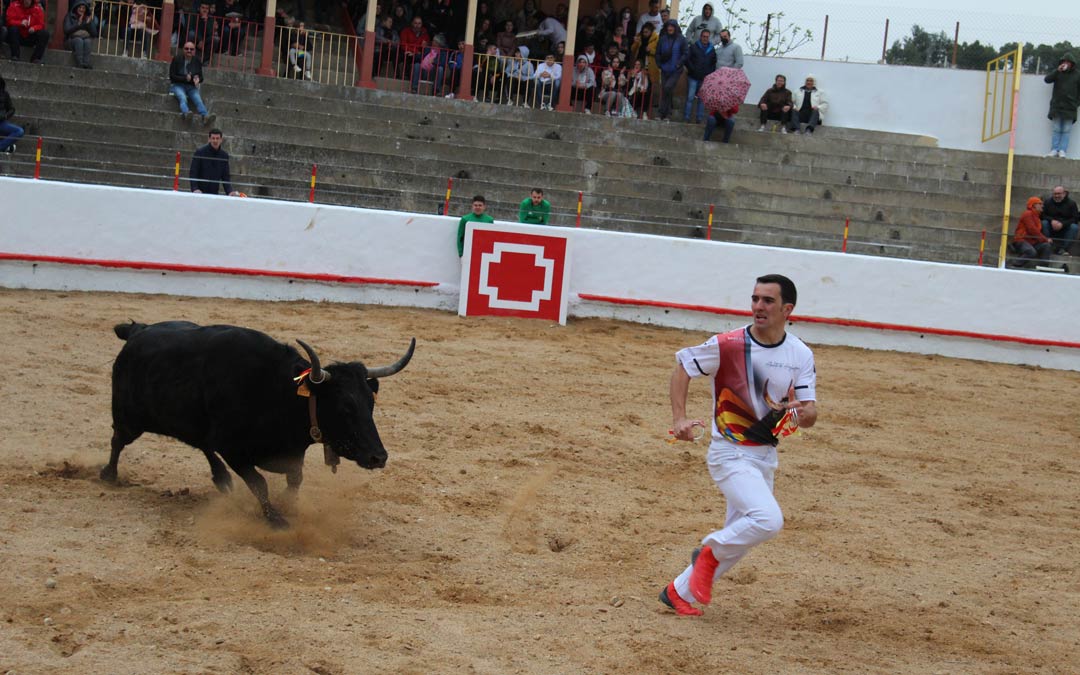 Uno de los participantes tratando de escapar de una de las reses de Raúl Izquierdo / E.P