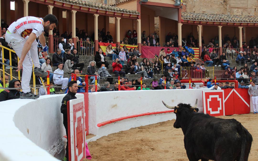 Uno de los recortadores subiéndose al muro ante la proximidad de la vaquilla / E.P