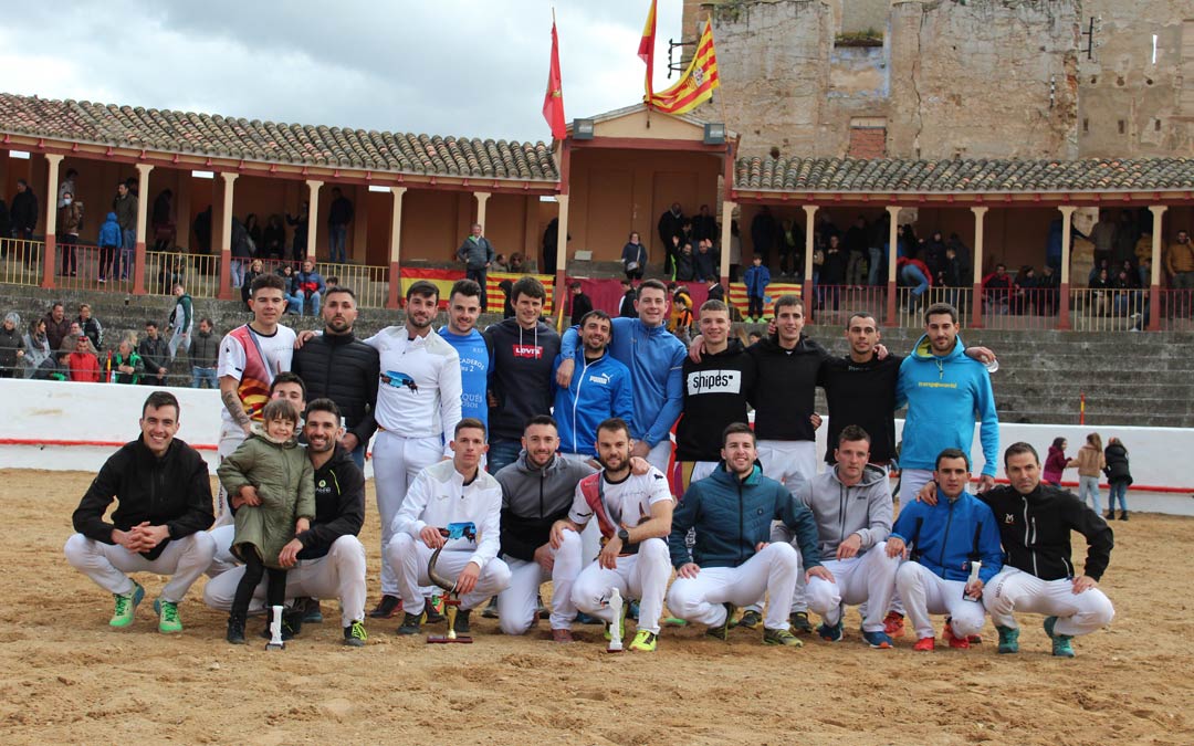 Todos los participantes del certamen, junto a los albalatinos Raúl Izquierdo (en el centro, con sudadera oscura) y David Cortés (a la izquierda, con chaqueta negra) / E.P
