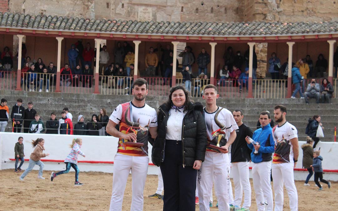 Los vencedores, Zaldivar y Méralo, recibiendo el trofeo junto a la alcaldesa de Albalate, Isabel Arnas / E.P
