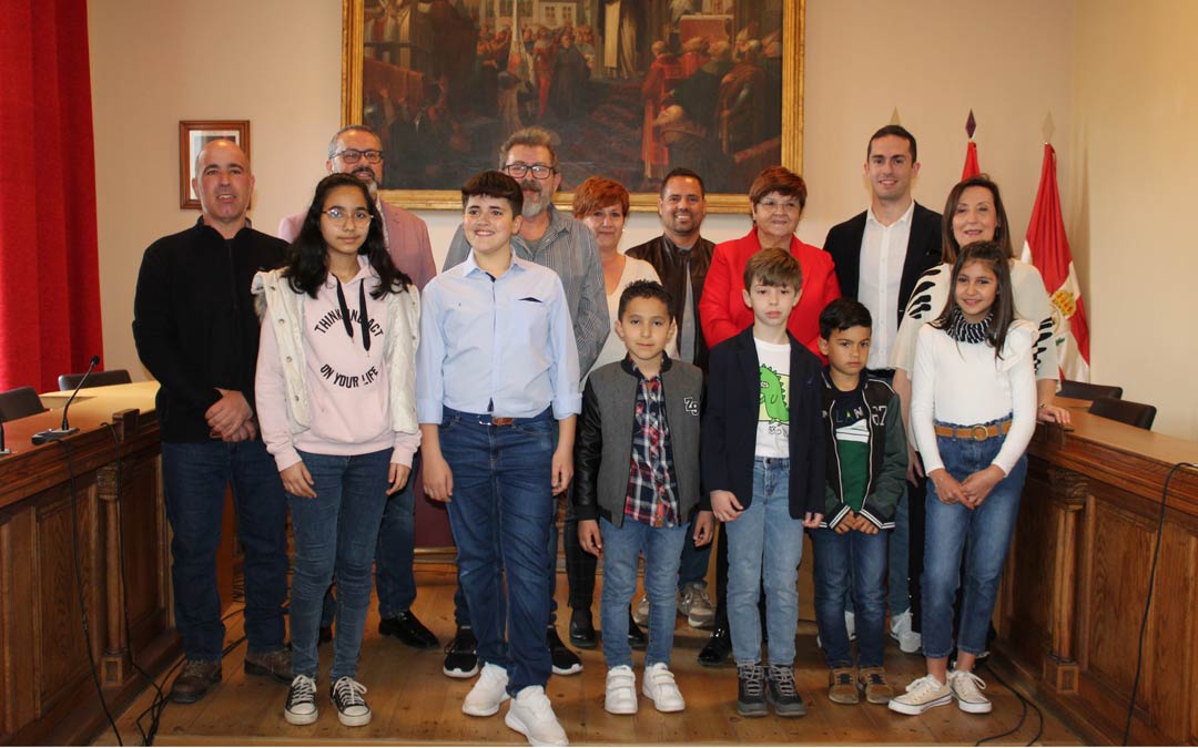 Los jóvenes vencedores del concurso de dibujo 'Marcapáginas' junto a varios miembros del ayuntamiento / E.P