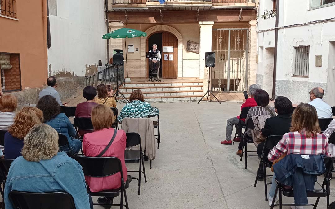 Imagen del transcurso del recital de poesía ante la mirada atenta del público / Ayto Ariño