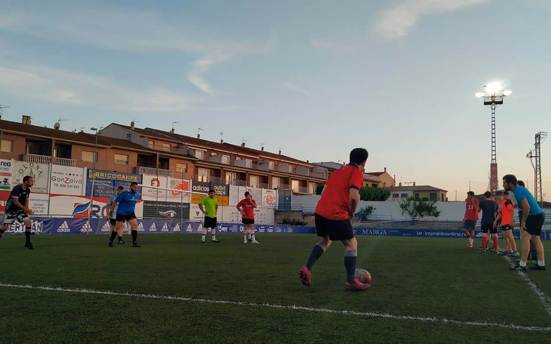 Miembros del Club de Rugby Bajo Aragón en un entrenamiento en el campo de Los Rosales de Caspe./ Rugby Bajo Aragón