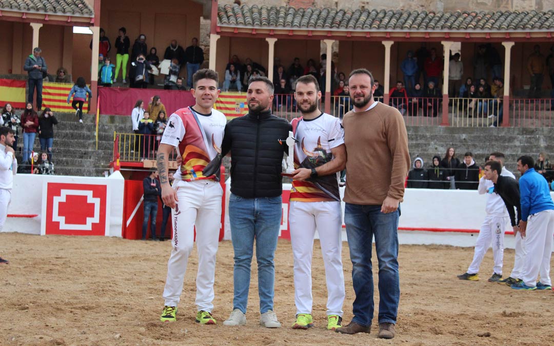 Los subcampeones, Mario González y 'Kimera', junto a David Cortés, a quien le cedieron su trofeo / E.P