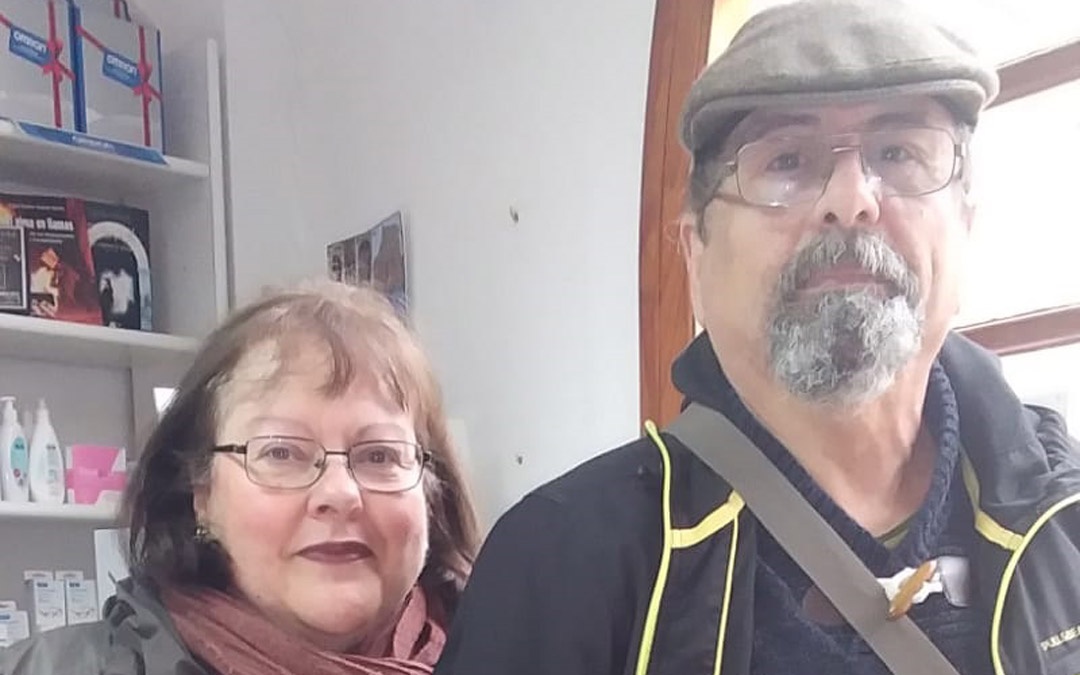Cristina López y Francisco Lozano con el perro que han adoptado./ Cristina López