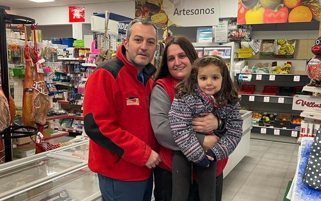 Eva Buj, junto a su marido Chisco y su hija Mía en el supermercado en el que trabaja./ Eva Buj