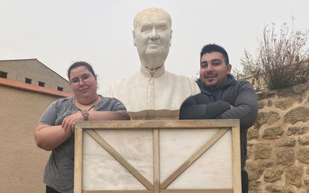 Adrianna y Mikael junto al busto de monsén León./ Mikael Fresnadillo