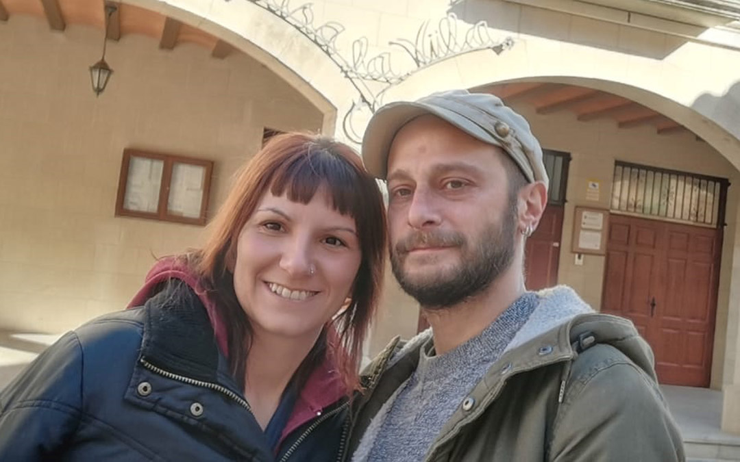 La pareja junto a la Casa de la Villa de Valdeltormo./ Silvia Beser