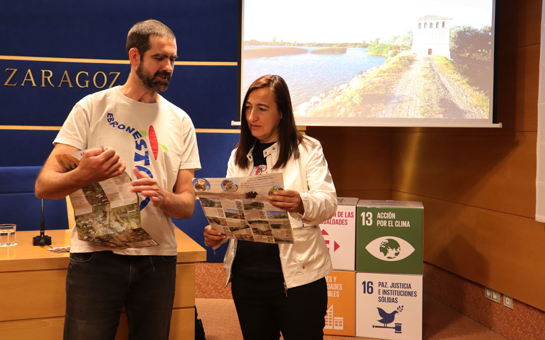 Néstor Jiménez y Cristina Palacín el viernes durante la presentación del folleto./ DPZ