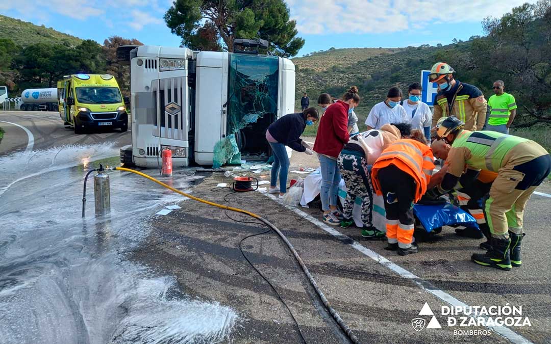 Los bomberos del parque de Caspe han excarcelado a la víctima./ Diputación de Zaragoza