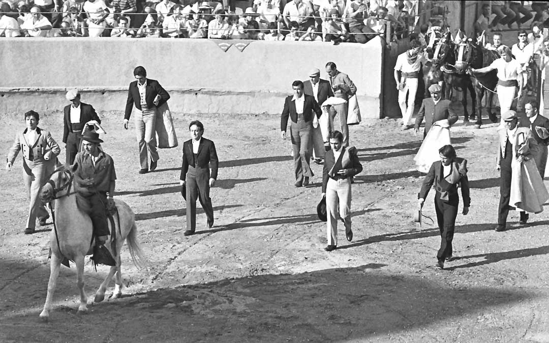 El «Alba» (centro dcha.) y Palomo Linares (izda.) en el ruedo albalatino durante un festejo en 1983