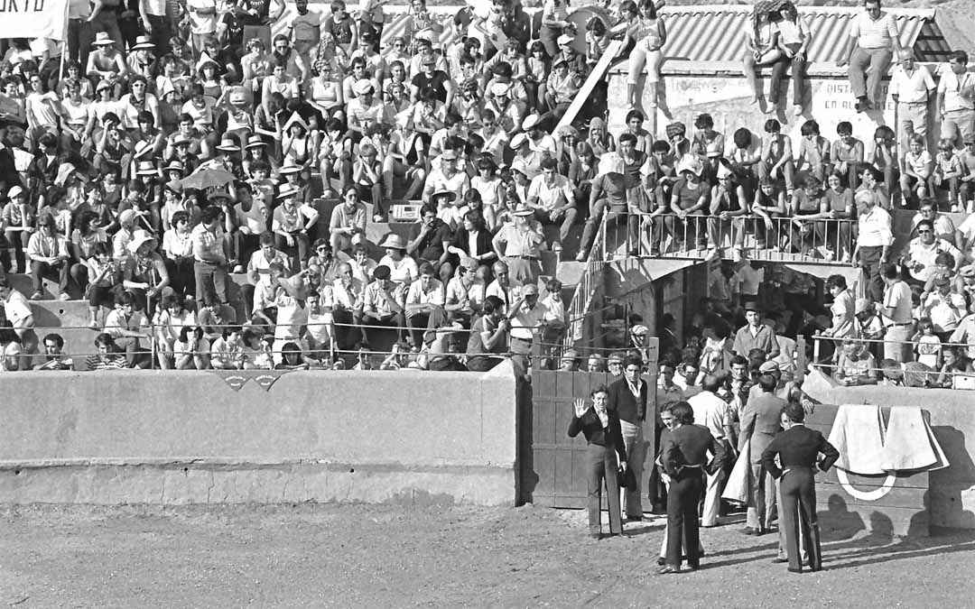 El «Alba» saluda al tendido y al graderío desde la puerta principal el 25 de septiembre de 1983, durante las fiestas