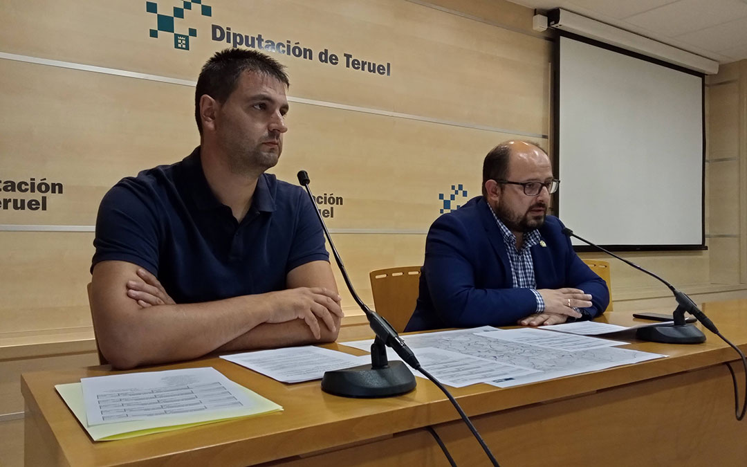 Alberto Izquierdo, vicepresidente de la Diputación de Teruel y diputado delegado de Vías y Obras; acompañado por el responsable del servicio de Vías y Obras, José Salvador./ DPT