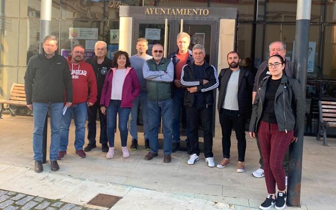 Foto de familia de los alcaldes reunidos en Martín del Río este miércoles./ MAR