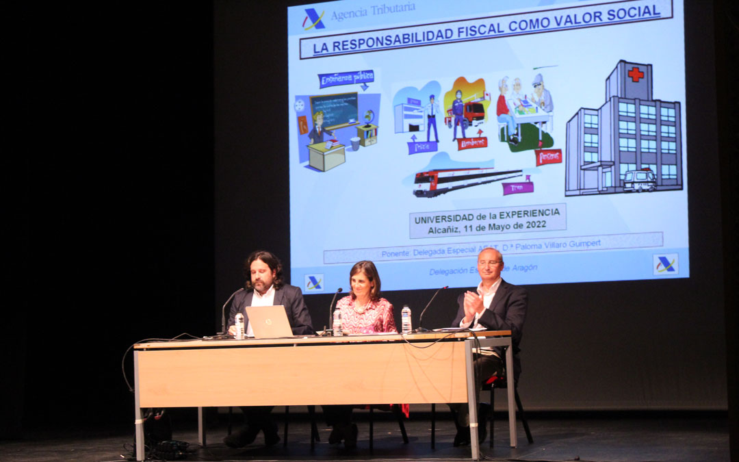 El concejal de Cultura de Alcañiz, Jorge Abril; la ponente, Paloma Villaro Gumpert, y el director de la Universidad de la Experiencia, Ángel Luis Monge. / B. Severino