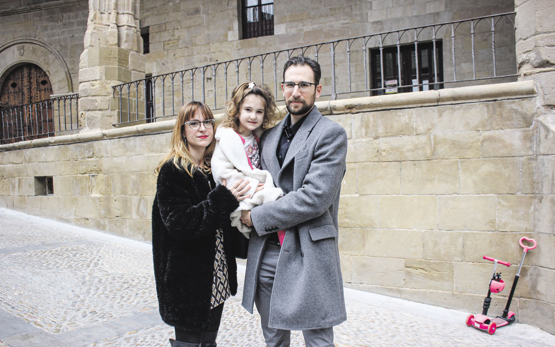 Olga Gavín y Sergio Fandos, junto a su hija Alicia en la plaza España de Alcañiz. / L. Castel