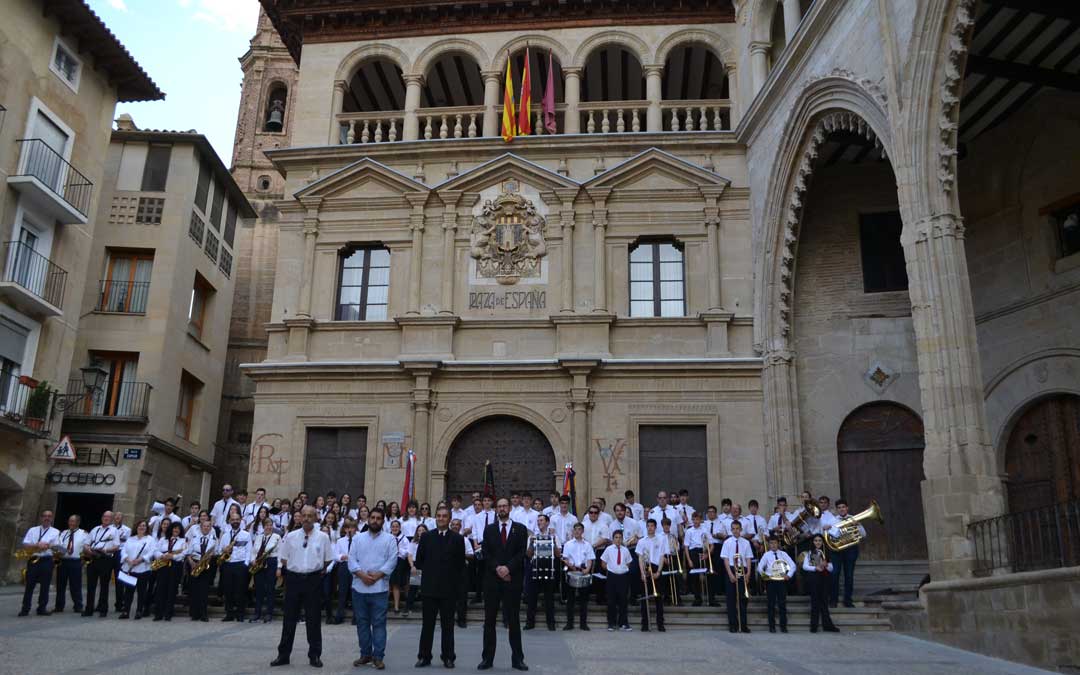 Foto de familia de todas las tres bandas de música en la plaza de España de Alcañiz./ J.V.