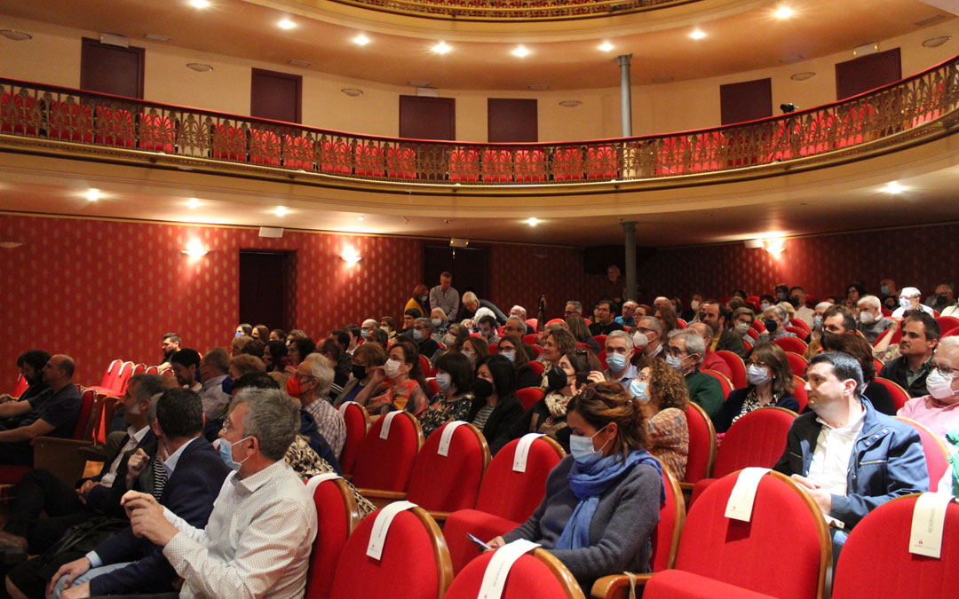 Parte del público antes del inicio del encuentro con Eduardo Madina y Borja Sémper. / B. Severino