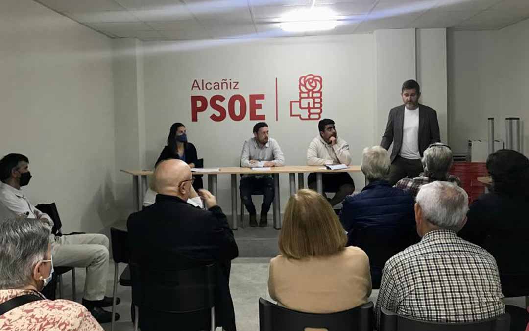 El secretario general del PSOE de Alcañiz, Ignacio Urquizu, hablando el sábado ante la asamblea./ Camila Ortiz
