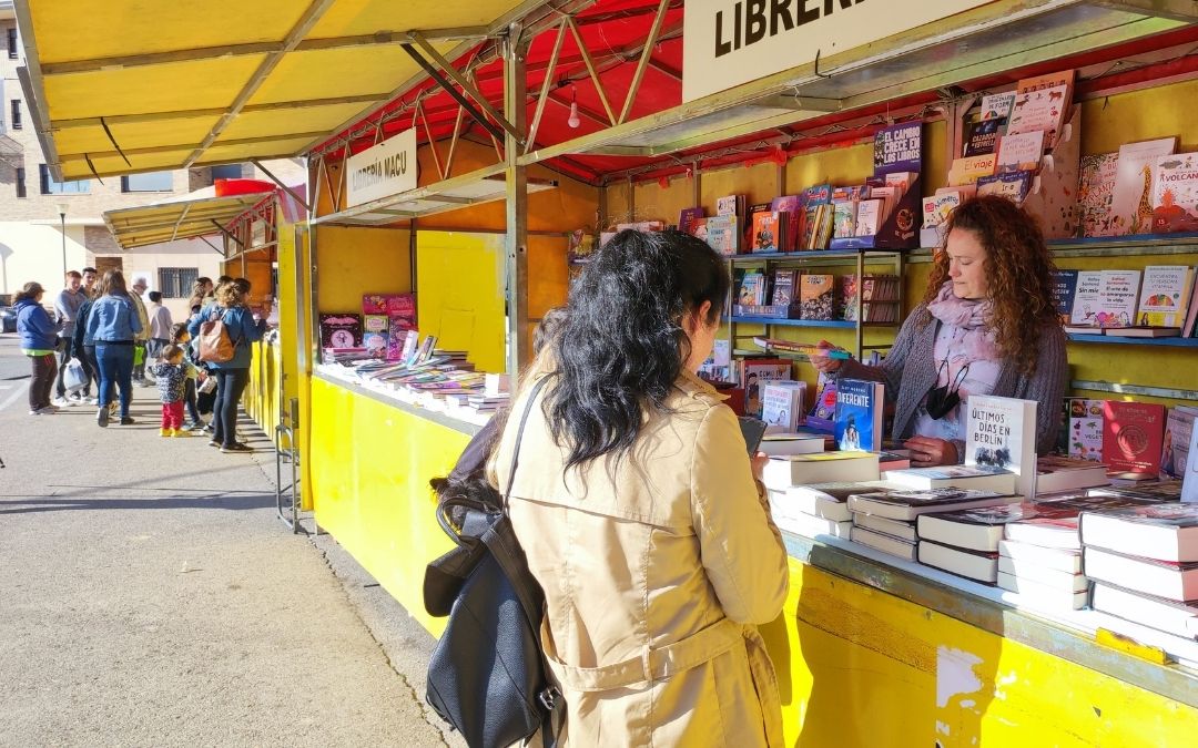 La avenida Dos de Mayo volvió a llenarse de stands de venta y firma de diferentes libros.
