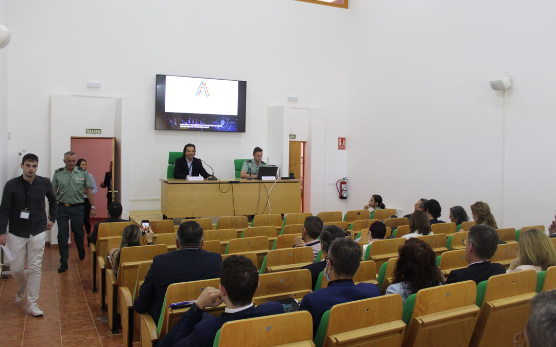 La Guardia Civil explicó cómo trabajan los Equipos Arroba (@). / B. Severino