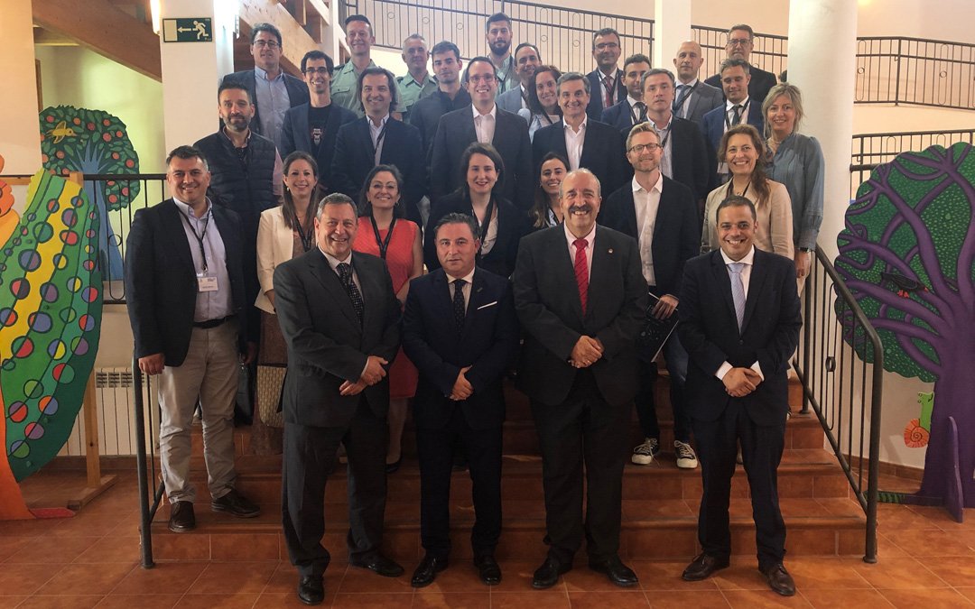 Foto de familia en Andorra con autoridades, ponentes y participantes en las jornadas de protección de datos. / DPT