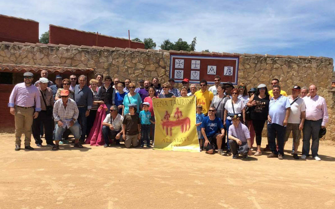 La asociación organiza viajes a los que se apuntan los aficionados jóvenes y los más veteranos. En la imagen, una escapada a Burgos./ Peña Taurina