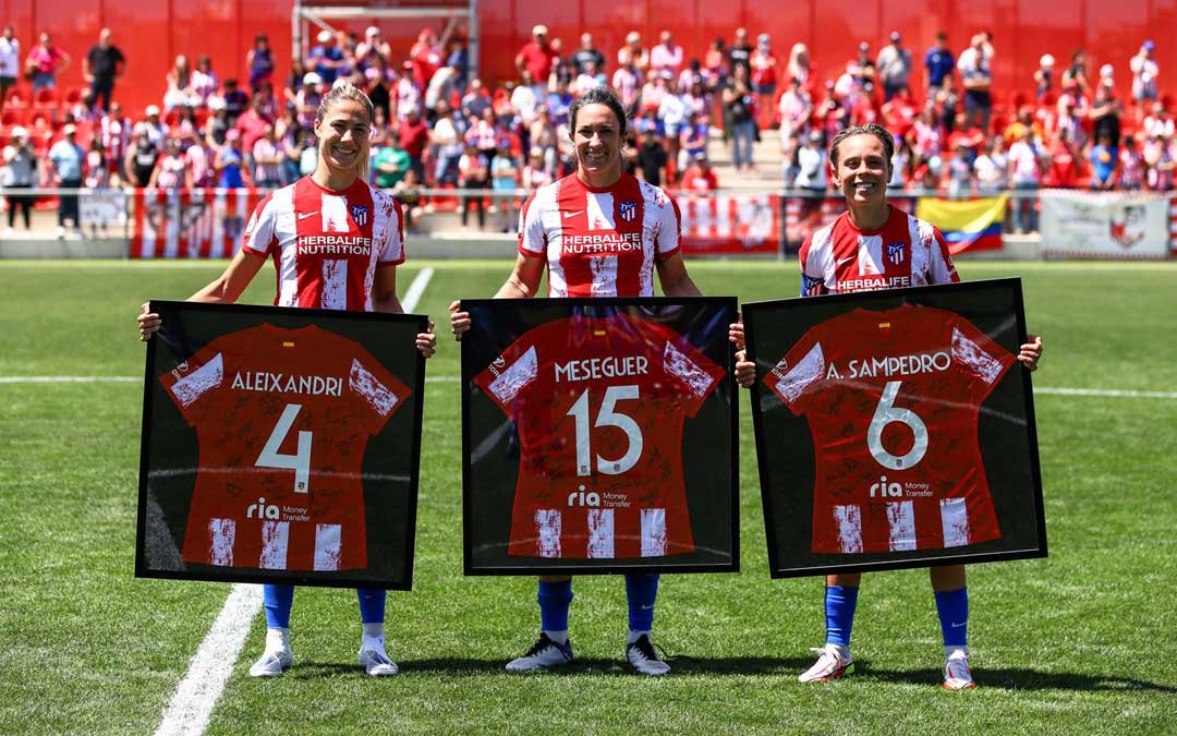Laia Aleixandri, Silvia Meseguer y Amanda Sampedro, homenajeadas por la afición en su despedida del Atlético de Madrid. / Álvaro Campo
