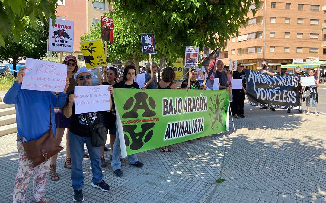 Más de 25 personas se concentraron este sábado en Alcañiz para mostrar su repulsa ante unos actos taurinos celebrados en la plaza de toros de la localidad./ Alicia Martín