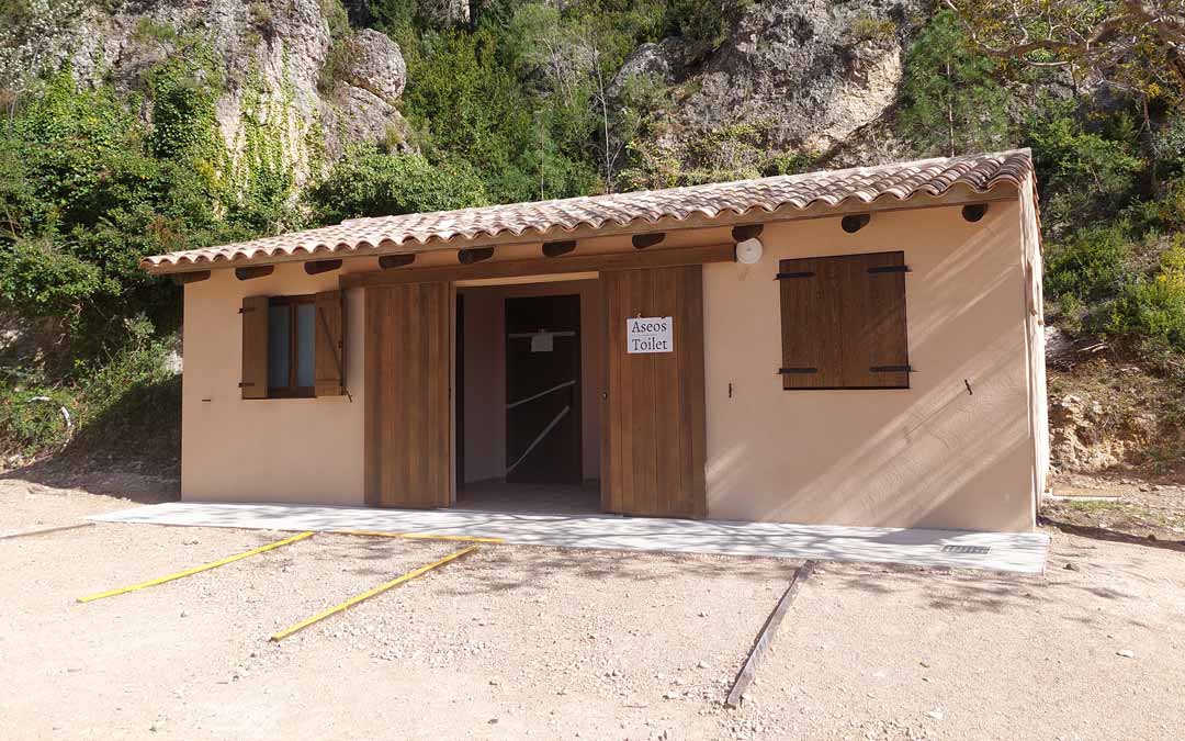 Imagen de la nueva caseta de servicios erigida en el último aparcamiento del Parrizal./ L.C.