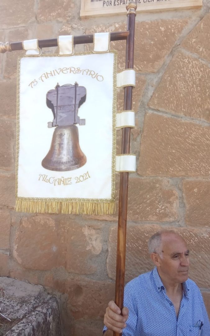 Imagen del estandarte del 75 aniversario de la campana de Pueyos.