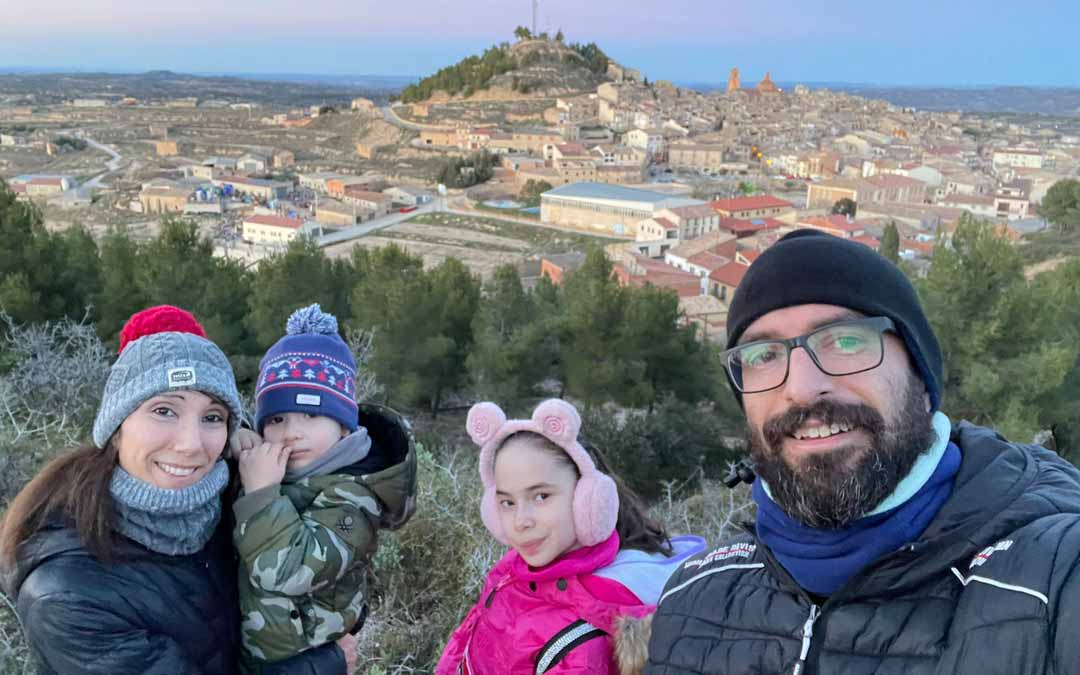 La familia Ramírez González en un mirador de Calaceite.
