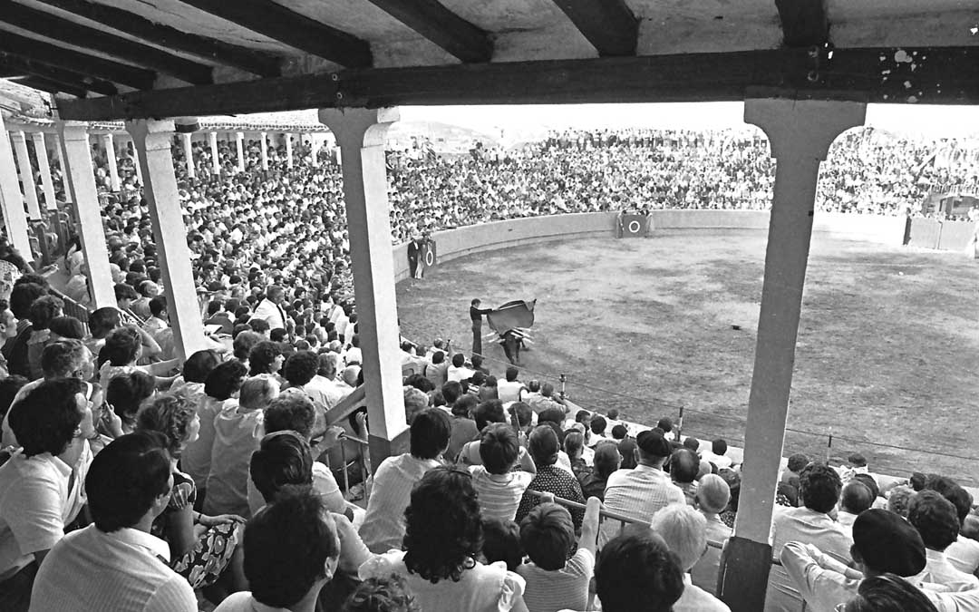 Capotazo en una plaza de toros abarrotada en 1983. Imagen tomada desde el tendido