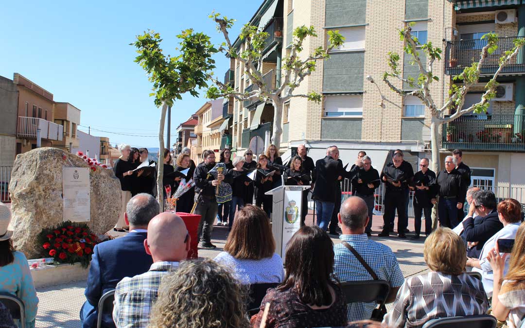 El Coro Ciudad de Caspe entonó el 'Canto a la Libertad', de Labordeta. / B. Severino