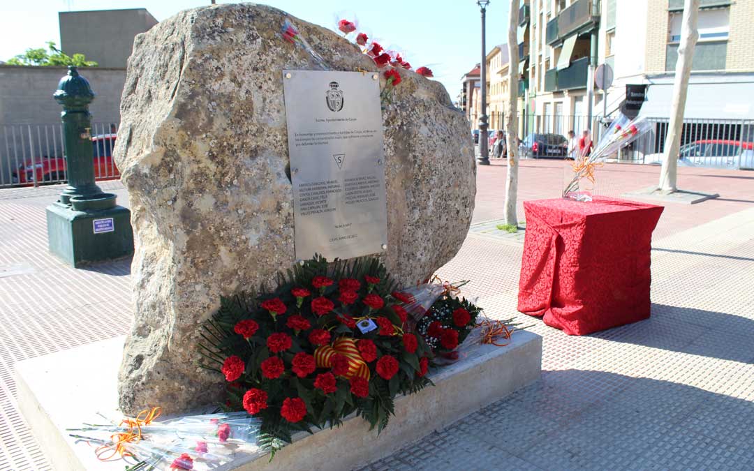 Homenaje a las víctimas de los campos nazis en la plaza de los Maestros en Caspe. / B. Severino